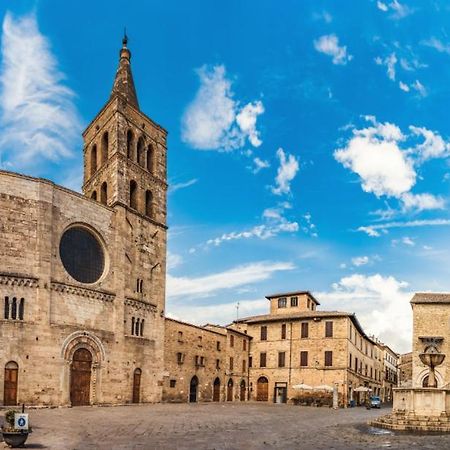 Alloggio Flaminia Con Parcheggio Di Proprieta! Bevagna Bagian luar foto