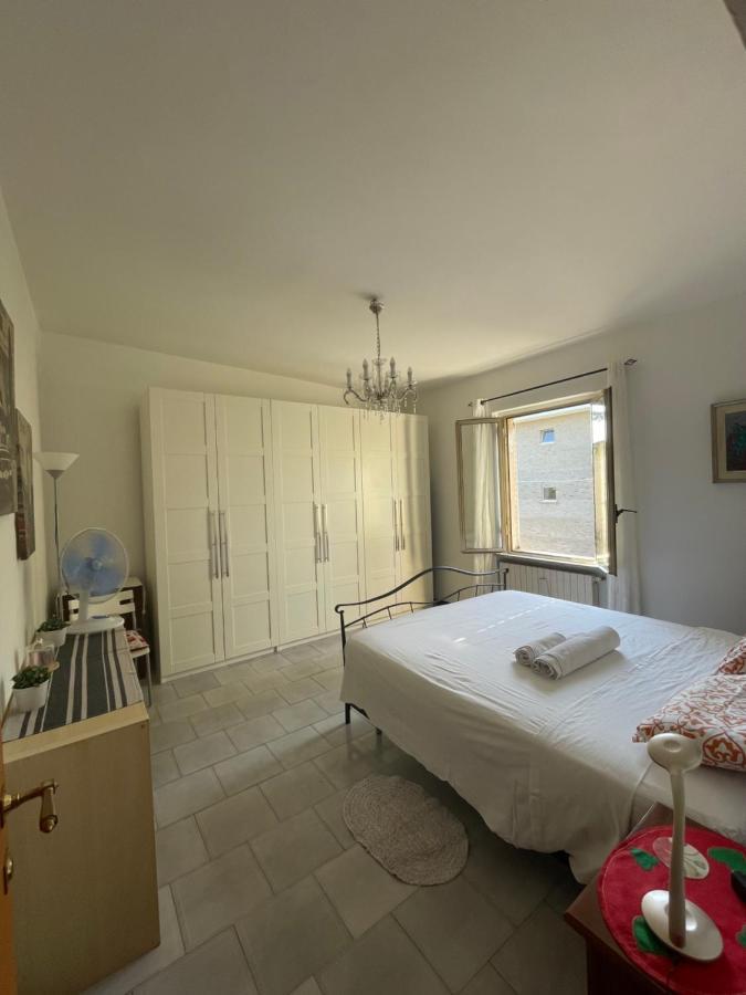 Alloggio Flaminia Con Parcheggio Di Proprieta! Bevagna Bagian luar foto